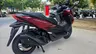 Scooter Honda Forza 350 rojo carnelian mate estacionado