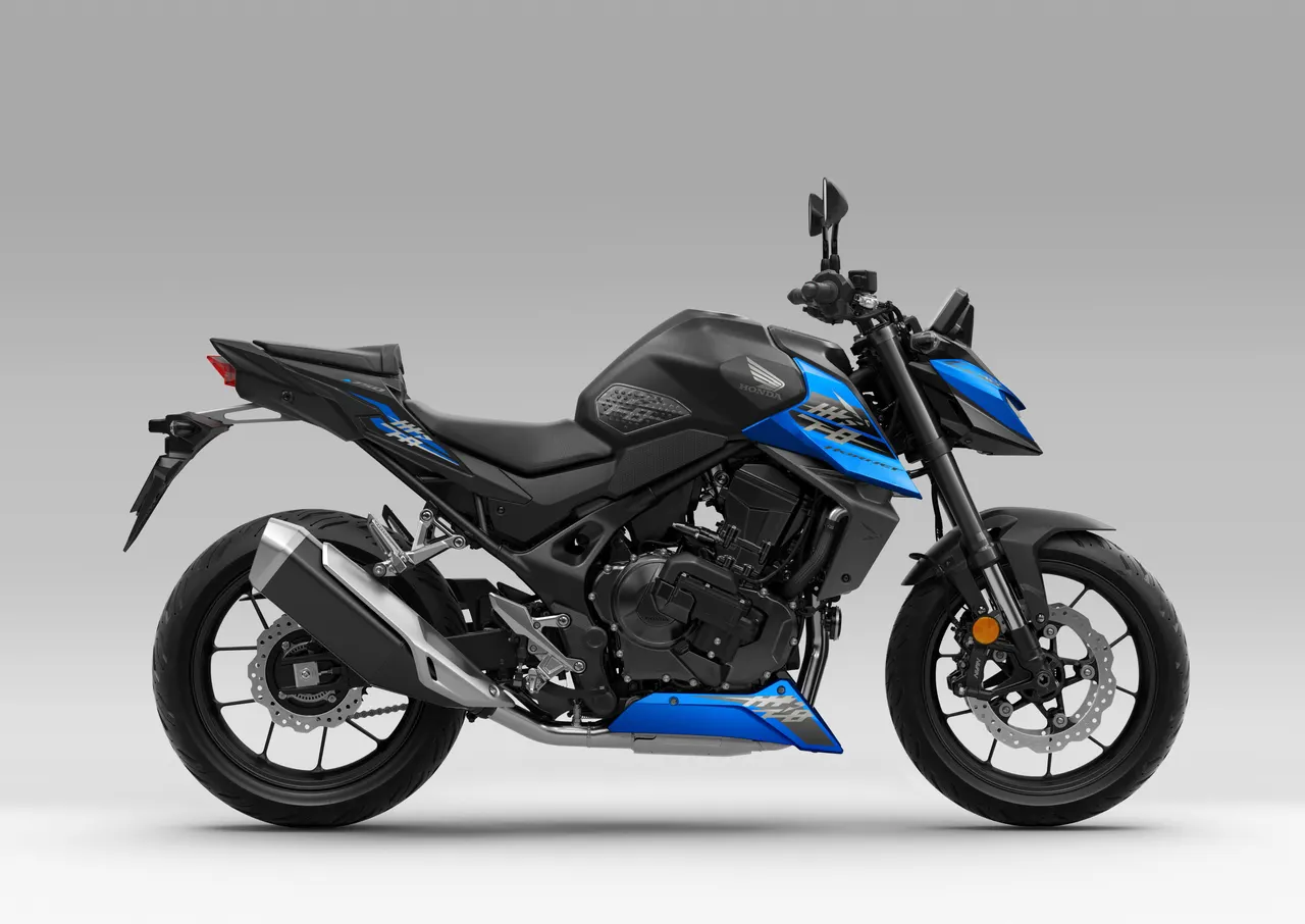 Honda CB750 2027 azul y negra vista lateral