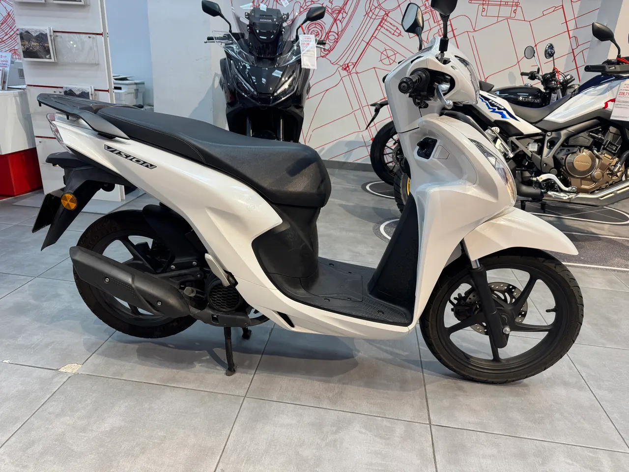 Scooter Honda Vision blanca