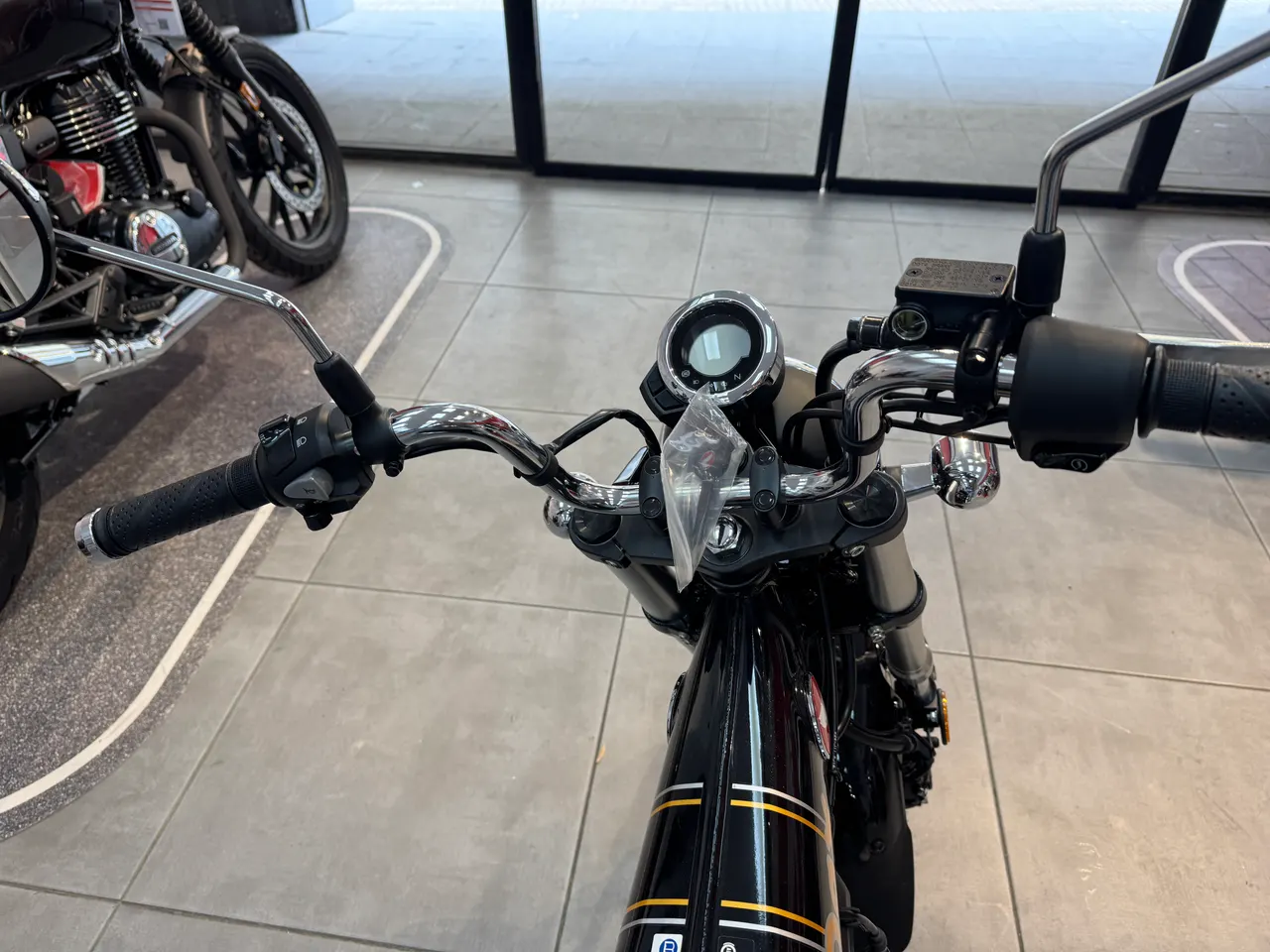 Manillar y parte frontal de Honda Dax 125 negra