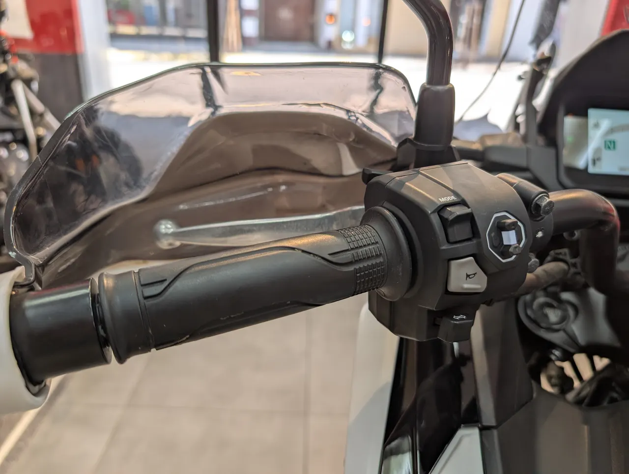 Detalle del manillar de una motocicleta con puño de acelerador y conjunto de interruptores Honda NC750X ocasión.
