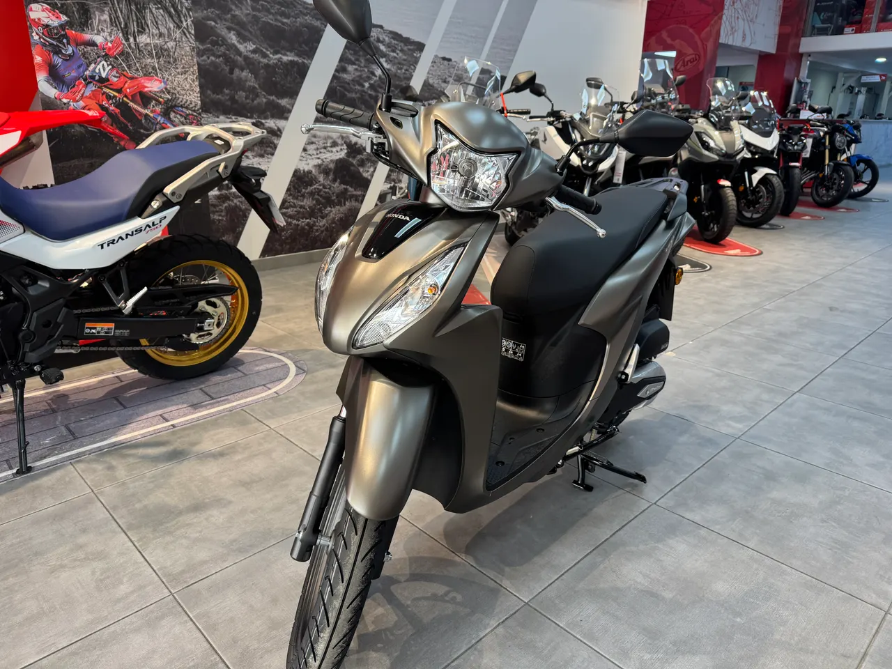 Scooter Honda Vision 110 color marrón metálico en exposición