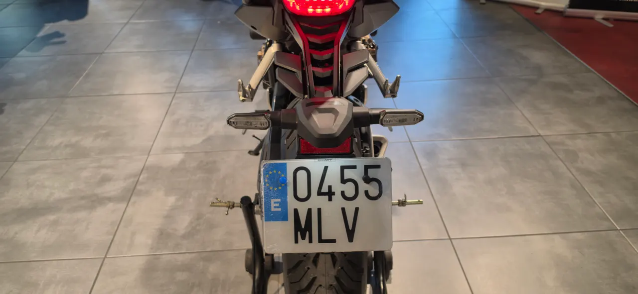 Vista trasera de una moto Honda CB650R con matrícula española