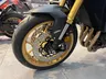 Detalle de la rueda delantera dorada de una Honda Hornet 1000 SP con frenos de disco.