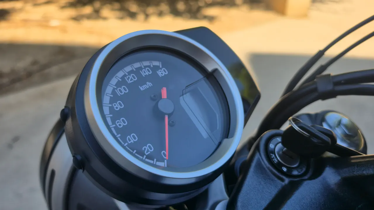 Cuadro de instrumentos de una moto Honda GB350S color azul