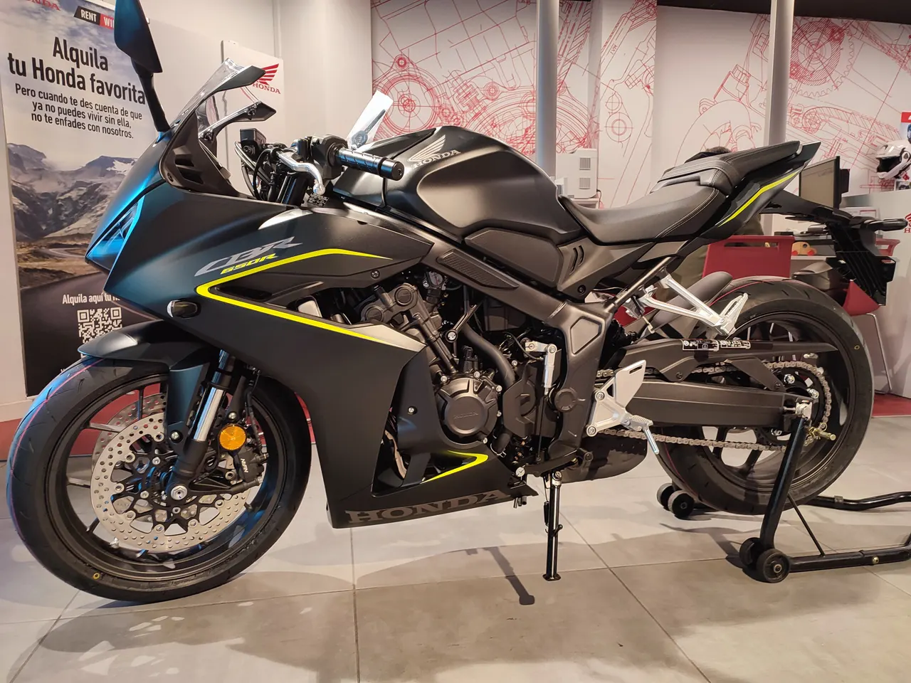 Honda CBR 650R negra mate con detalles amarillos en exposición
