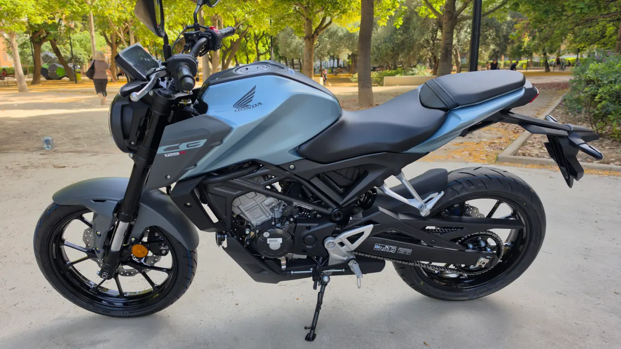 Honda CB125R azul zefiro metalizado estacionada en un parque