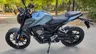 Honda CB125R azul zefiro metalizado estacionada en un parque