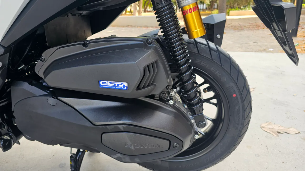 Detalle del motor, suspensión y rueda trasera de la Honda ADV 350.
