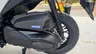 Detalle del motor, suspensión y rueda trasera de la Honda ADV 350.
