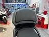 Maletero de una Honda SH 350i gris rock mate en un concesionario