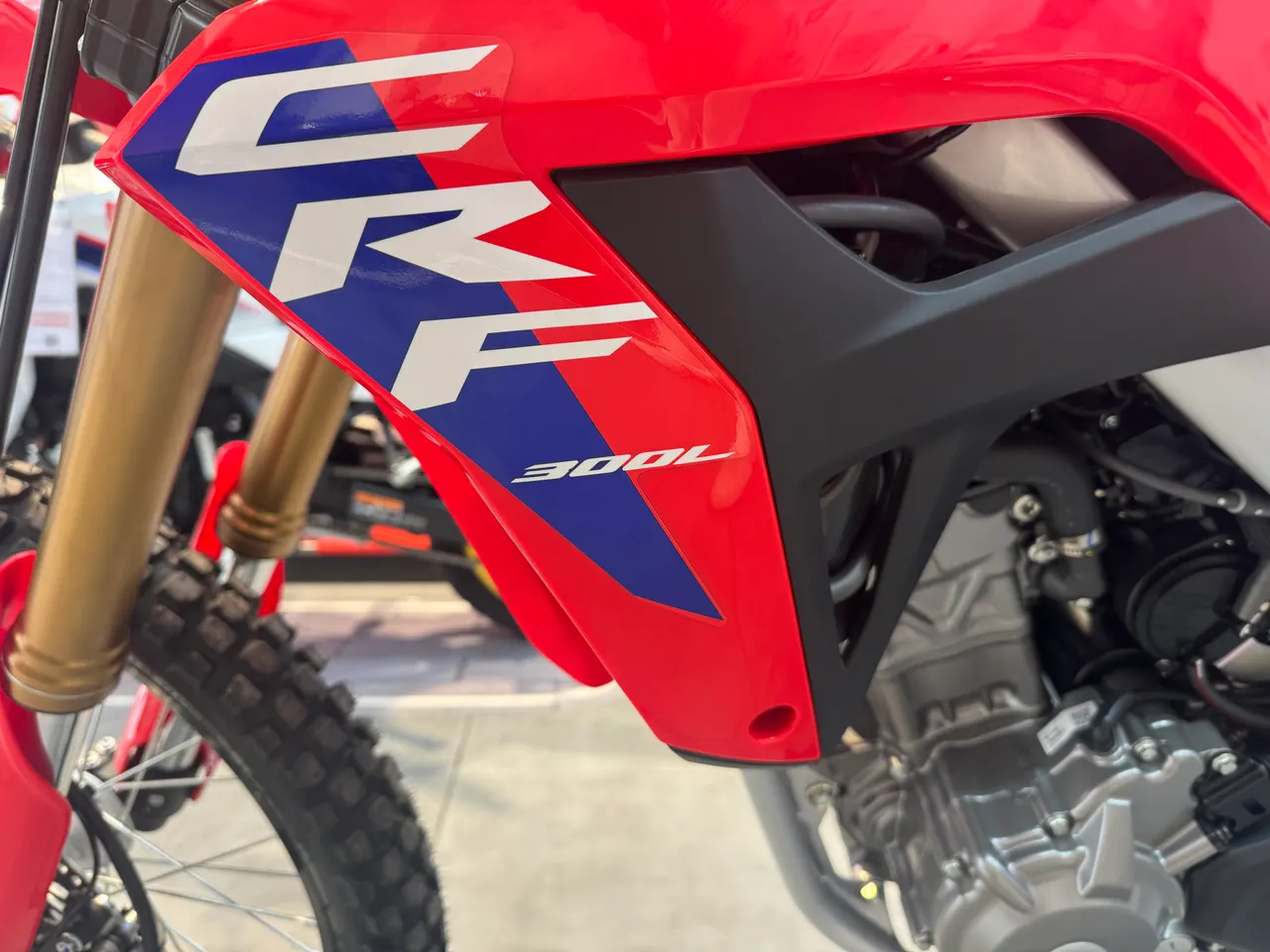 Logotipos laterales en las tapas del cubre radiador de la  Honda CRF300L