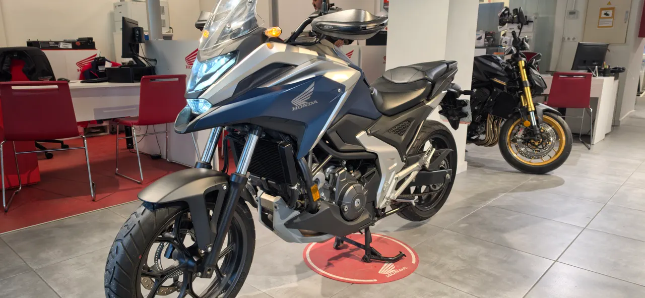 Honda NC750X DCT gris en concesionario