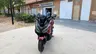 Scooter Honda Forza 350 rojo carnelian mate en la ciudad