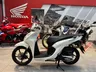 Scooter Honda Vision blanca en concesionario