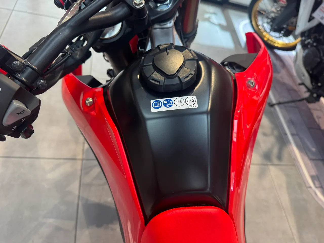 Tanque de combustible de plástico de una Honda CRF300L 