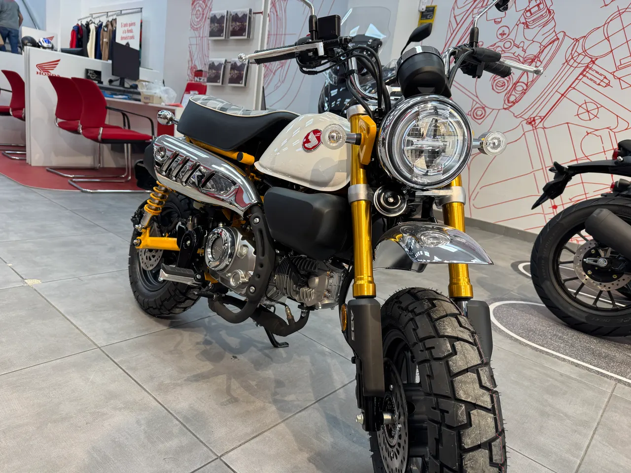 Honda Monkey amarilla en exposición