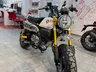 Honda Monkey amarilla en exposición