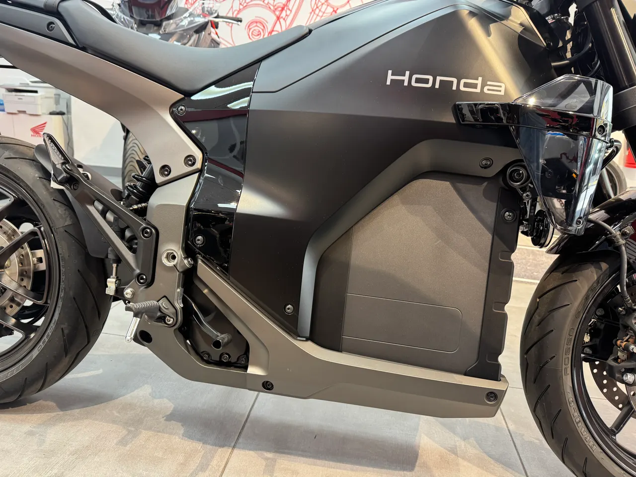 Vista lateral de la moto Honda WN7 en color negro graphite