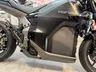 Vista lateral de la moto Honda WN7 en color negro graphite