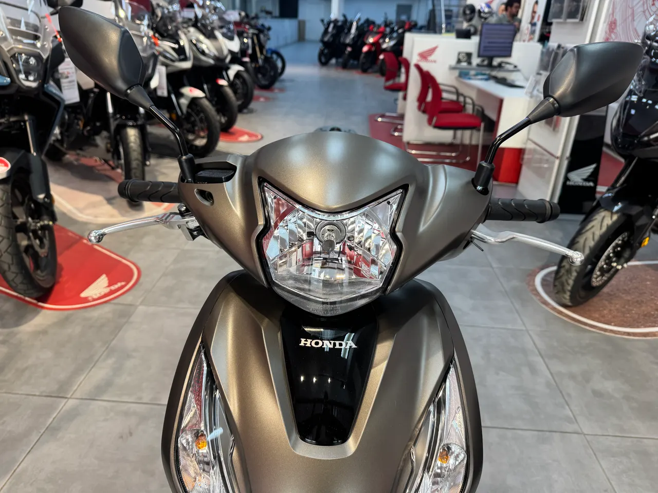 Frontal Scooter Honda Vision 110 color marrón metálico mate