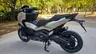 Honda Forza 750 gris warm mate metalizado estacionada en un parque