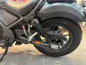 Detalle de la rueda trasera y basculante de una Honda Rebel 500 gris mate