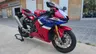 Honda CBR1000RR-R Fireblade SP roja y azul en la calle