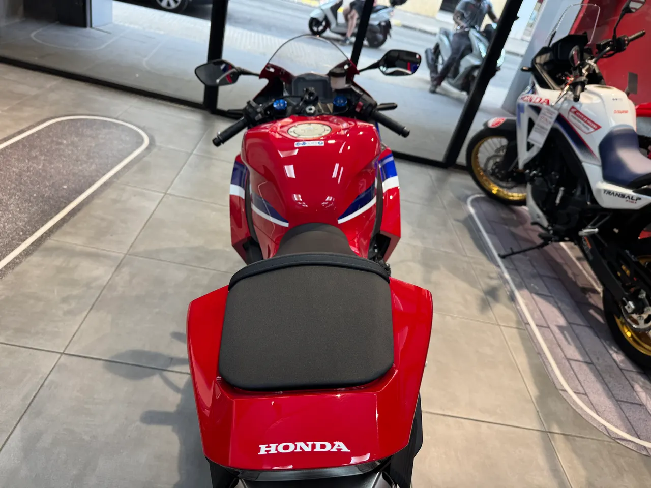 Vista trasera de una moto Honda CBR 600RR roja
