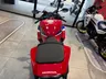 Vista trasera de una moto Honda CBR 600RR roja