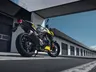 Honda CB750 Hornet amarilla y gris estacionada frente a edificios modernos