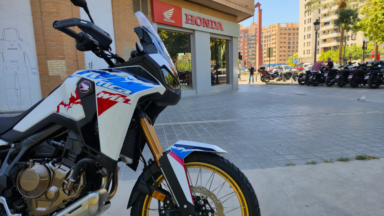 Honda Africa Twin CRF1100L blanca con gráficos azules y rojos