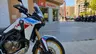Honda Africa Twin CRF1100L blanca con gráficos azules y rojos