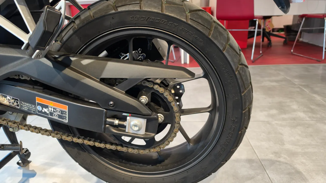 Detalle de la rueda trasera de una moto Honda NX500