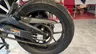 Detalle de la rueda trasera de una moto Honda NX500