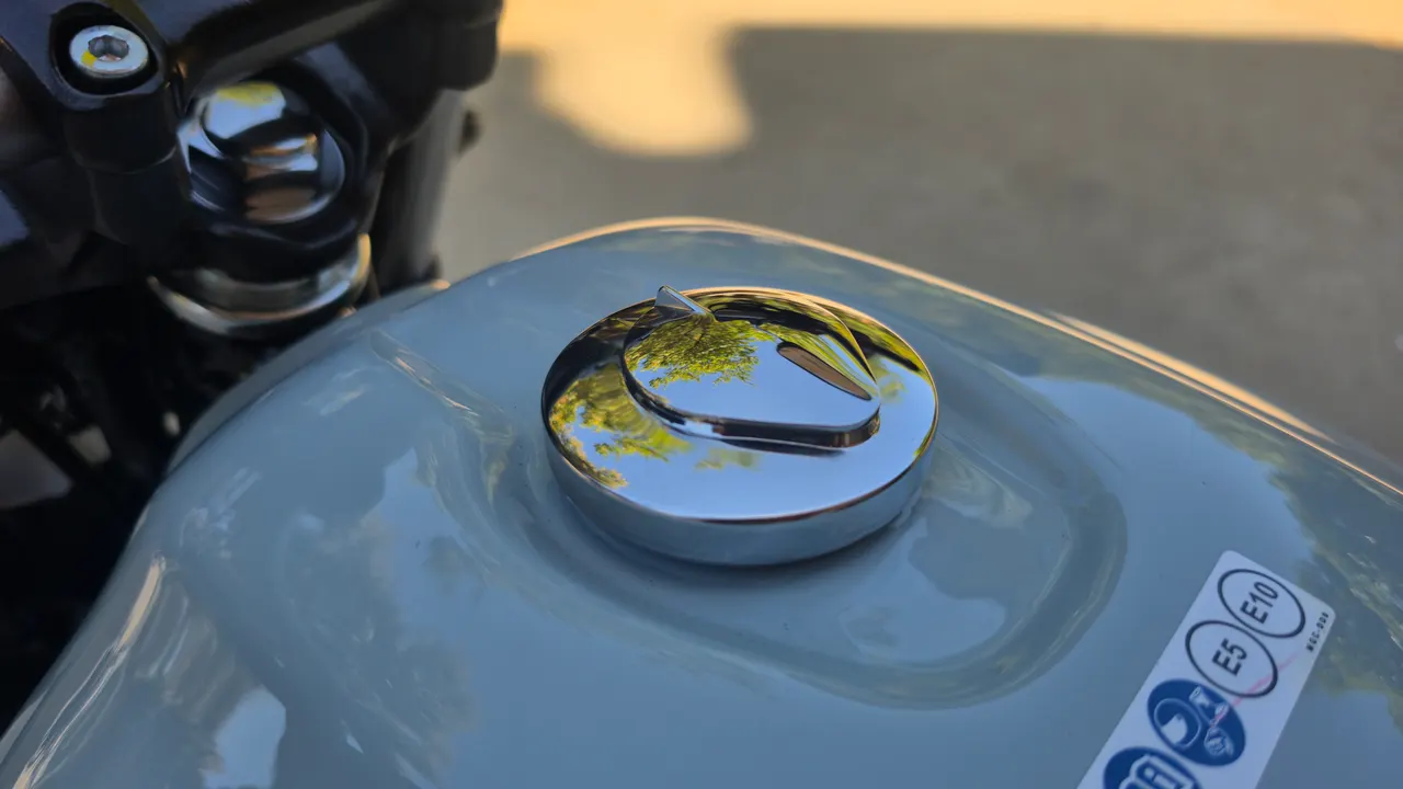 Tapa de combustible cromada de Honda GB350S azul