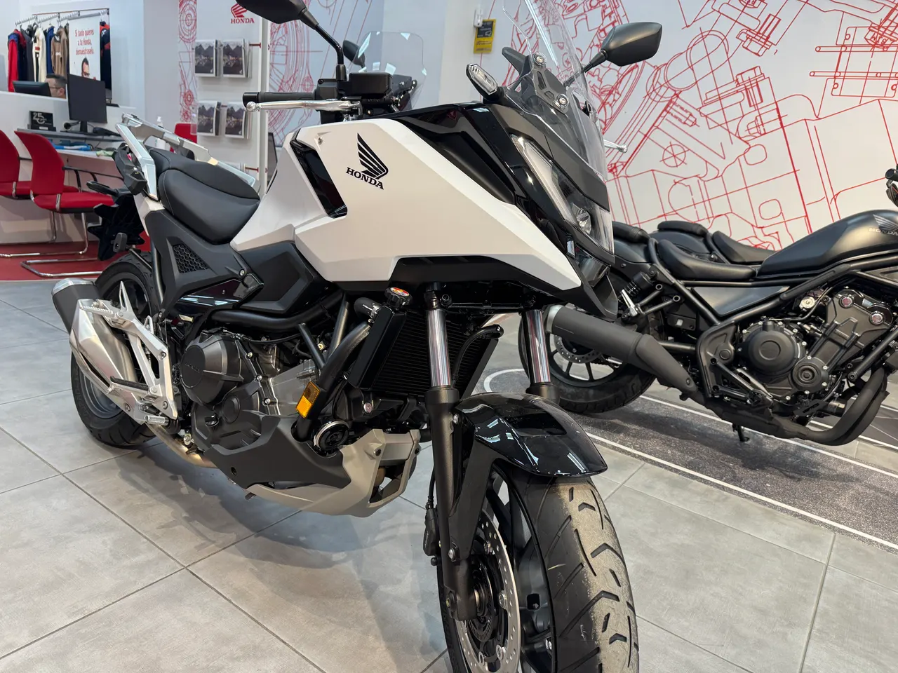 Moto Honda NC750X blanca en exposición