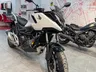 Moto Honda NC750X blanca en exposición