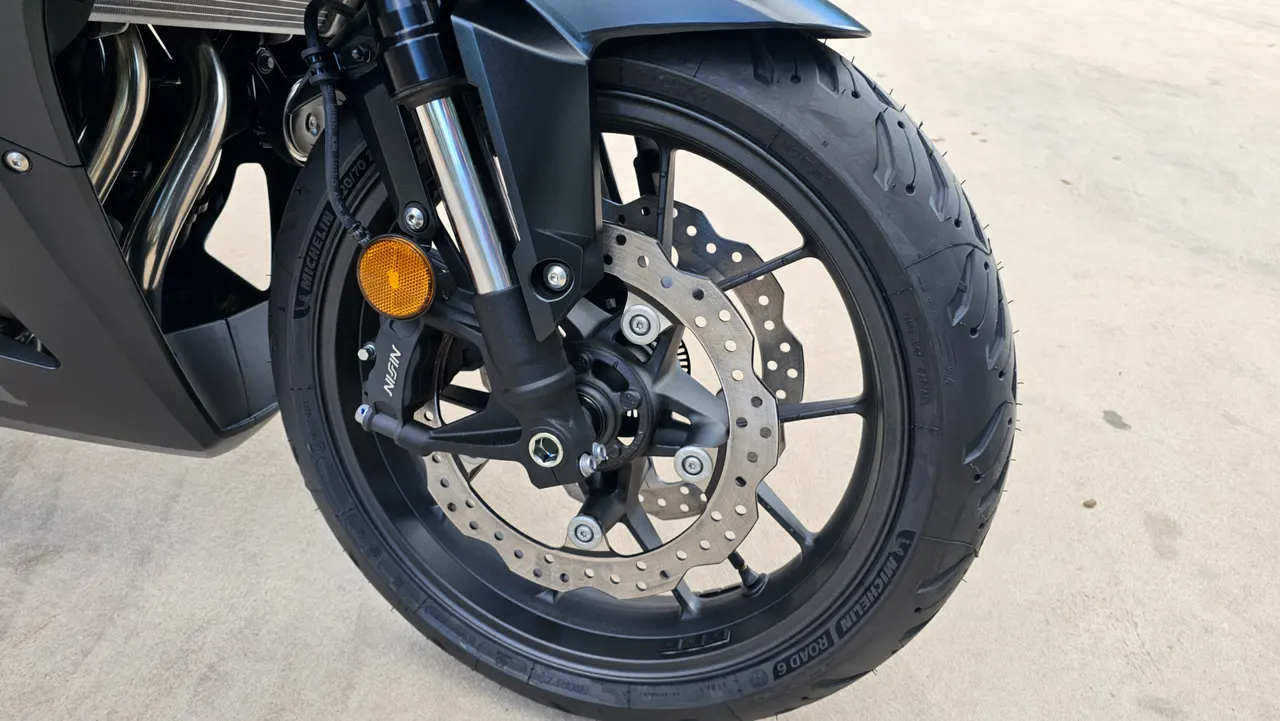 Detalle de la rueda delantera de una Honda CBR 500R negra