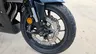 Detalle de la rueda delantera de una Honda CBR 500R negra