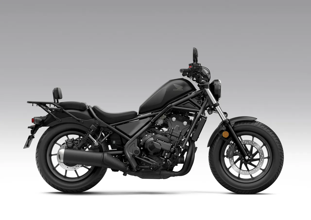 Honda Rebel 500 2027 en color Mat Gunpowder Black Metallic, vista lateral