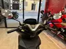 Manillar y parte frontal de una moto Honda PCX125 negra