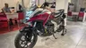 Honda NC750X roja y gris en un concesionario