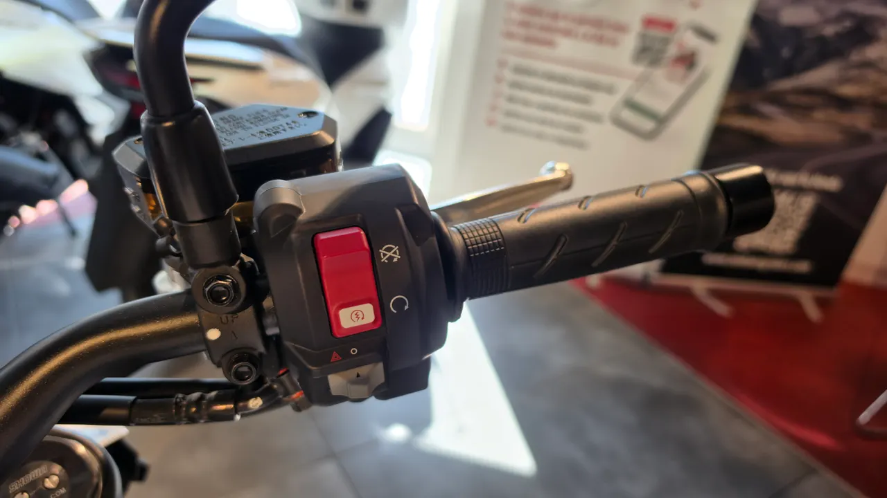 Detalle del manillar y controles de una Honda Hornet 1000