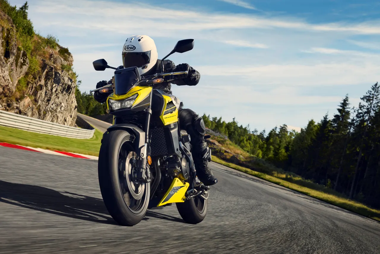Honda CB750 Hornet amarilla con piloto en pista