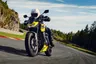 Honda CB750 Hornet amarilla con piloto en pista