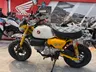 Honda Monkey amarilla con asiento a cuadros