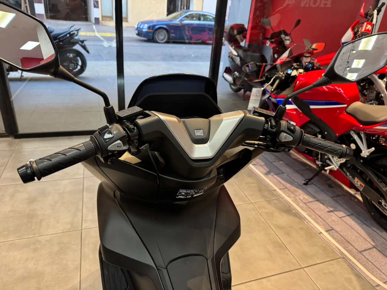Manillar de una moto Honda PCX125 en color negro