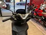 Manillar de una moto Honda PCX125 en color negro