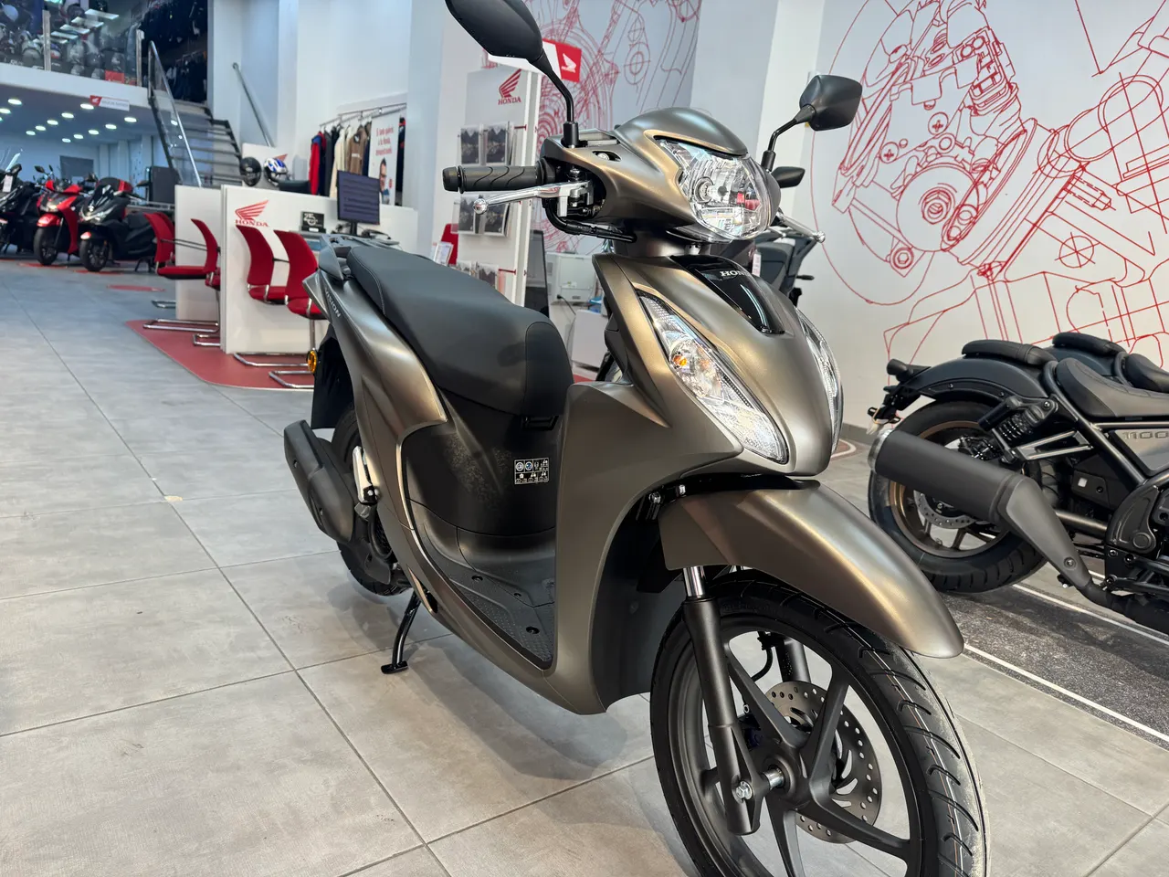Scooter Honda Vision 110 color marrón mate en exposición